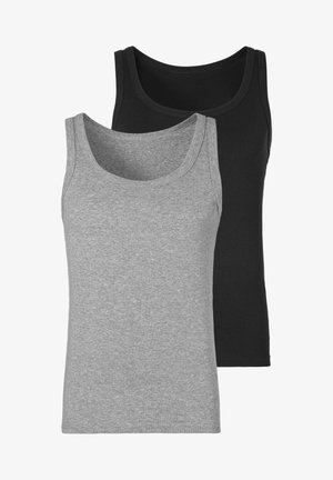 Zwei Trägershirts: eines in Grau und eines in Schwarz. Beide haben einen runden Halsausschnitt, Träger und sind aus weichem, dehnbarem Baumwollmaterial gefertigt.