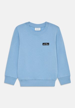 Lichtblauwe sweatshirt van katoen, met een ronde halslijn, ribgebreide cuffs en zoom, en een klein zwart label met "Les Deux" aan de voorkant.