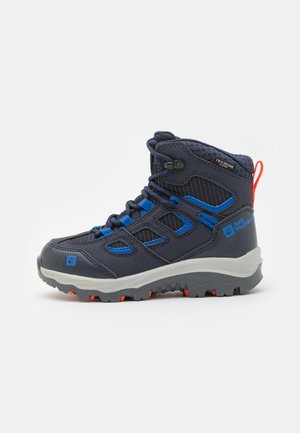 Kék akcentusokkal ellátott haditengerészeti túracipő, textúrált szintetikus felső rész, megerősített orr rész, masszív talp, és narancssárga tapadási részletek.