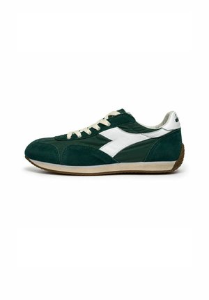 Sneaker verde e bianco con lacci, suola marrone, logo laterale e linguetta bianca sul tallone su sfondo bianco.