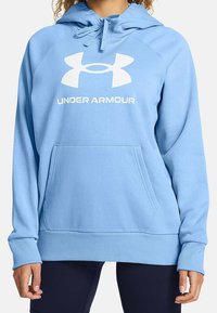 Hoodie azzurro chiaro realizzato in tessuto morbido, caratterizzato da un grande logo Under Armour bianco, tasca a marsupio e polsini e orlo a costine.