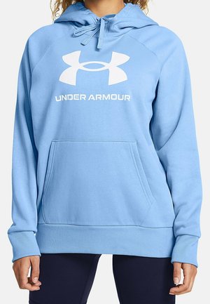 Hellblauer Kapuzenpullover aus weichem Material, mit großem weißen Under Armour-Logo, Kängurutasche sowie gerippten Bündchen und Saum.