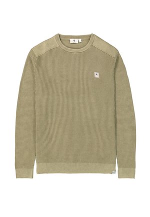 Suéter de punto waffle verde oliva con puños y dobladillo acanalados, con parches en los hombros y una pequeña etiqueta de logo en la parte delantera.