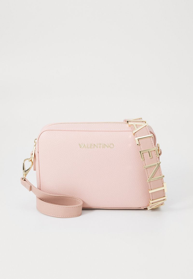 Borsa a tracolla in pelle rosa di forma rettangolare, con logo dorato e tracolla regolabile con dettagli in lettering metallico.