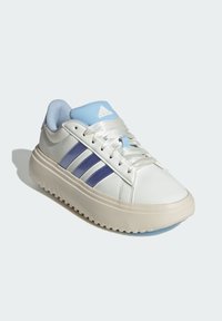 Bijela i svijetloplava sportska cipela s tri ljubičaste pruge, teksturiranim gumenim đonom, podstavljenim vratnim dijelom i sjajnim vezicama.