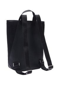 Czarny plecak z szerokimi, regulowanymi szelkami, siateczkowymi bokami i rączką na górze na białym tle.