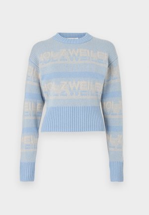 Plavi pleteni pulover s rebrastim rubom i manžetama. Ima izmjenične pruge svijetloplave i krem boje s tekstom "HOLZWEILER" upletenim.