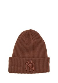 Beanie marrone lavorato a maglia con una texture a coste e un risvolto. Presenta un logo ricamato "NY" in una tonalità di marrone più scura.
