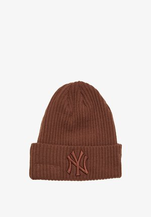 Beanie marrone lavorato a maglia con una texture a coste e un risvolto. Presenta un logo ricamato "NY" in una tonalità di marrone più scura.