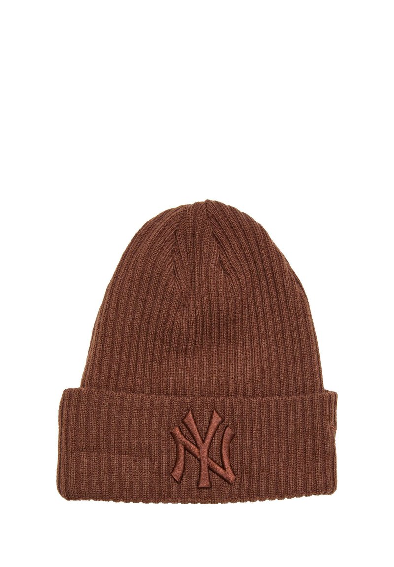 Beanie marrone lavorato a maglia con una texture a coste e un risvolto. Presenta un logo ricamato "NY" in una tonalità di marrone più scura.