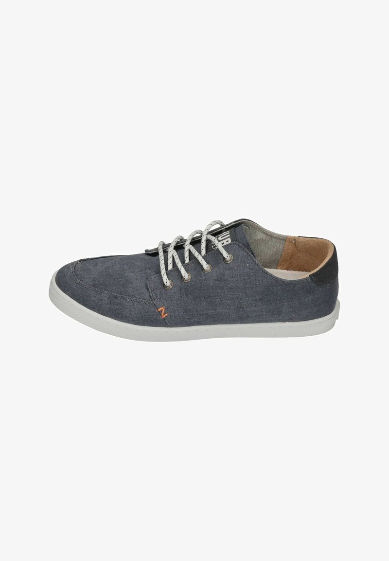 Grauer Leinen-Sneaker mit weißen Schnürsenkeln, Gummisohle und kontrastierenden orangen Logo-Details. Verfügt über ein flaches Profil und ein rundes Zehendesign.