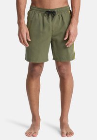 Shorts de bain verts olive pour hommes avec une taille à cordon, des bandes jaunes latérales et une texture légère. Taille élastique pour plus de confort.