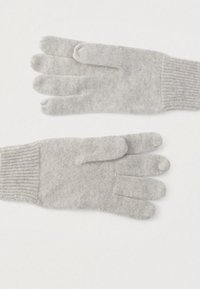 Szürke kötött kesztyű bordázott mandzsettával, ötfingeres kialakítással, puha textúrával és finom pettyes mintázattal az egész felületen.