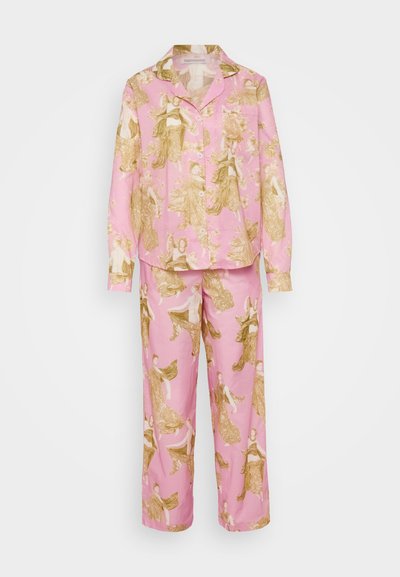 Conjunto de pijama rosa composto por uma camisa de botões e calças largas, adornado com arte em tom de ouro representando figuras femininas.