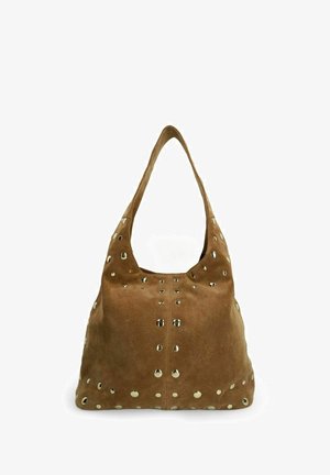 Bruine suede schoudertas met een afgeronde vorm, een gestructureerd oppervlak en gelijkmatig verspreide metalen studs. Duurzame schouderriem voor gemakkelijk dragen.