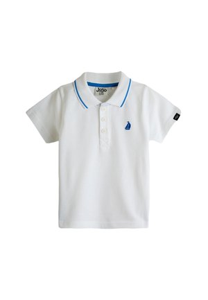 Fehér rövid ujjú galléros póló kék szegéllyel a galléron, három gomb elöl, kis kék vitorlás hímzéssel a mellkason és fekete ujjcímkével.