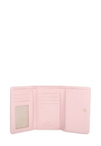 Portafoglio in pelle rosa chiaro con molteplici scomparti per carte, finestra trasparente per documento d'identità, accessori dorati e logo del marchio in rilievo. Vista interna mostrata.