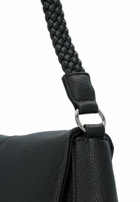 Sac à main en cuir noir avec une finition texturée, doté d'une bandoulière tressée et de quincaillerie en argent pour l'attache.