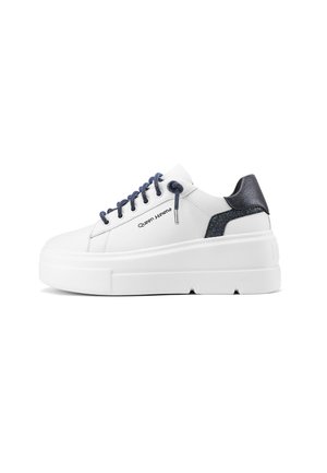 Sneaker platform bianchi con tomaia in pelle liscia, lacci blu navy e una texture blu navy sul tallone. Presenta il marchio "Queen Helena".