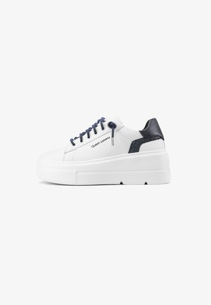 Sneaker platform bianchi con tomaia in pelle liscia, lacci blu navy e una texture blu navy sul tallone. Presenta il marchio "Queen Helena".