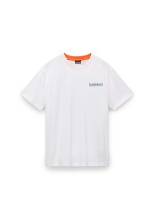 T-shirt en coton blanc avec un col côtelé orange, des manches courtes et un texte de marque bleu sur la poitrine gauche. Texture lisse et coupe décontractée.