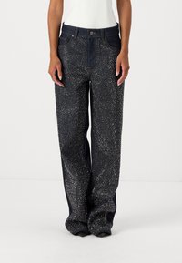 Jeans de pierna ancha de denim oscuro con embellishments metálicos, cinco bolsillos y cierre de botón. Textura suave con un ajuste holgado.