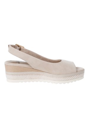 Beige kile-sandal med åben tå og bagrem, tekstureret platformsål og justerbar spænde.