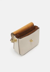 Borsa a mano in pelle beige con un top in suede marrone. Presenta ferri dorati e un interno con zip. Forma strutturata con una finitura testurizzata.