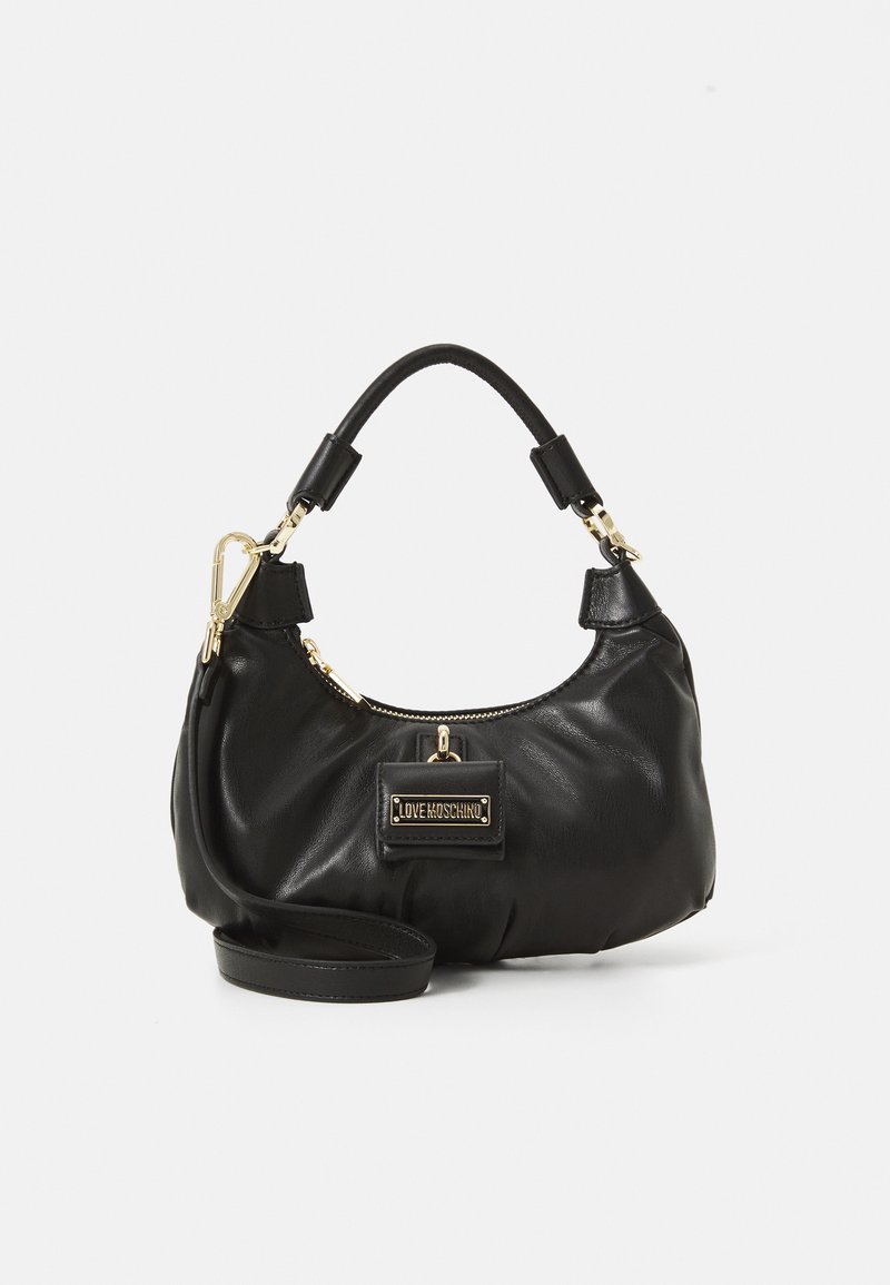 Bolsa de couro preto com alça curta e correia destacável, fecho em ouro e placa frontal com o logotipo "Love Moschino."