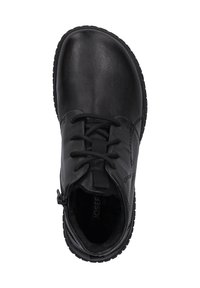 Chaussure en cuir noir à lacets avec surface lisse, bout rond, col rembourré et semelle en caoutchouc texturée. Détail de fermeture éclair sur le côté.