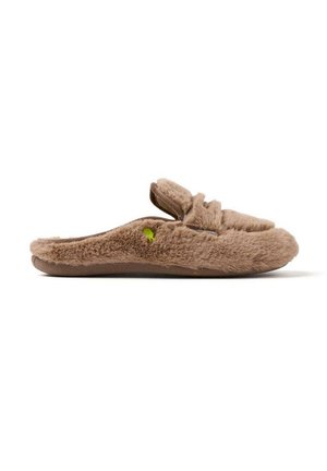 Chausson moelleux marron avec une surface douce et texturée, un bout arrondi, une sangle ajustable et une semelle rembourrée pour le confort.