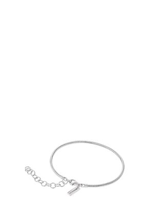 Bracelet chaîne en argent avec boucle ajustable et petit pendentif rectangulaire sur fond blanc.