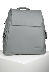 Sac à dos en cuir gris avec une finition texturée, doté d'un rabat avant, de poches latérales et d'accents en métal noir.