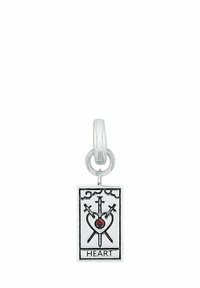 Pendente rettangolare d'argento con tre spade incrociate dietro a un cuore, gemma rossa al centro e "HEART" inciso sotto.