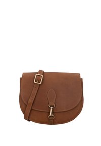 Bolso bandolera de cuero marrón con solapa curva, correa ajustable y herrajes dorados. Presenta detalles de costura y cierre de broche.