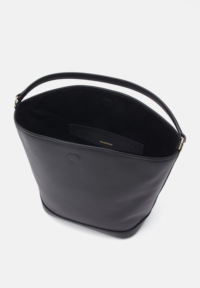 Borsa a secchiello in pelle nera con texture liscia, apertura superiore e manico corto. Include una tasca interna con etichetta del marchio.
