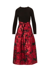 Schwarzes langärmliges Kleid mit einem taillierten Oberteil und einem voluminösen, gestuften Rock, der mit einem roten Blumenmuster verziert ist und an der Taille mit einer Schleife gebunden wird.