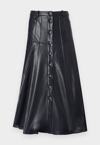 Fekete bőr A-vonalú szoknya magas derékkal, elöl gombokkal és gondosan varrott panelekkel. A sima textúra fokozza a kialakítást.