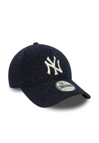 Bonnet en polaire bleu marine avec une couronne arrondie, logo "NY" brodé en blanc, sangle ajustable et visière plate. Matériau doux et texturé.