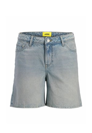 Short en jean bleu clair avec bouton à l'avant, passants de ceinture, deux poches avant et une étiquette jaune à l'intérieur de la ceinture.