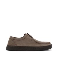 Chaussures en cuir marron avec une forme arrondie, présentant une surface texturée, deux œillets et une semelle en caoutchouc foncé. Détails de couture minimaux.