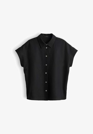 Zwart kortemouwen button-up overhemd met kraag, plat gelegd op een witte achtergrond, met zes zichtbare knopen aan de voorkant.