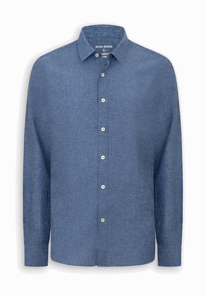 Koszula męska z długim rękawem, zapinana na guziki, wykonana z teksturowanej niebieskiej tkaniny, z ostrym kołnierzykiem i białymi guzikami na froncie.
