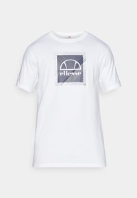 Camiseta de algodón blanca con un estampado gráfico cuadrado en azul marino que presenta un diseño de medio círculo y rayas diagonales. Cuello redondo clásico y mangas cortas.