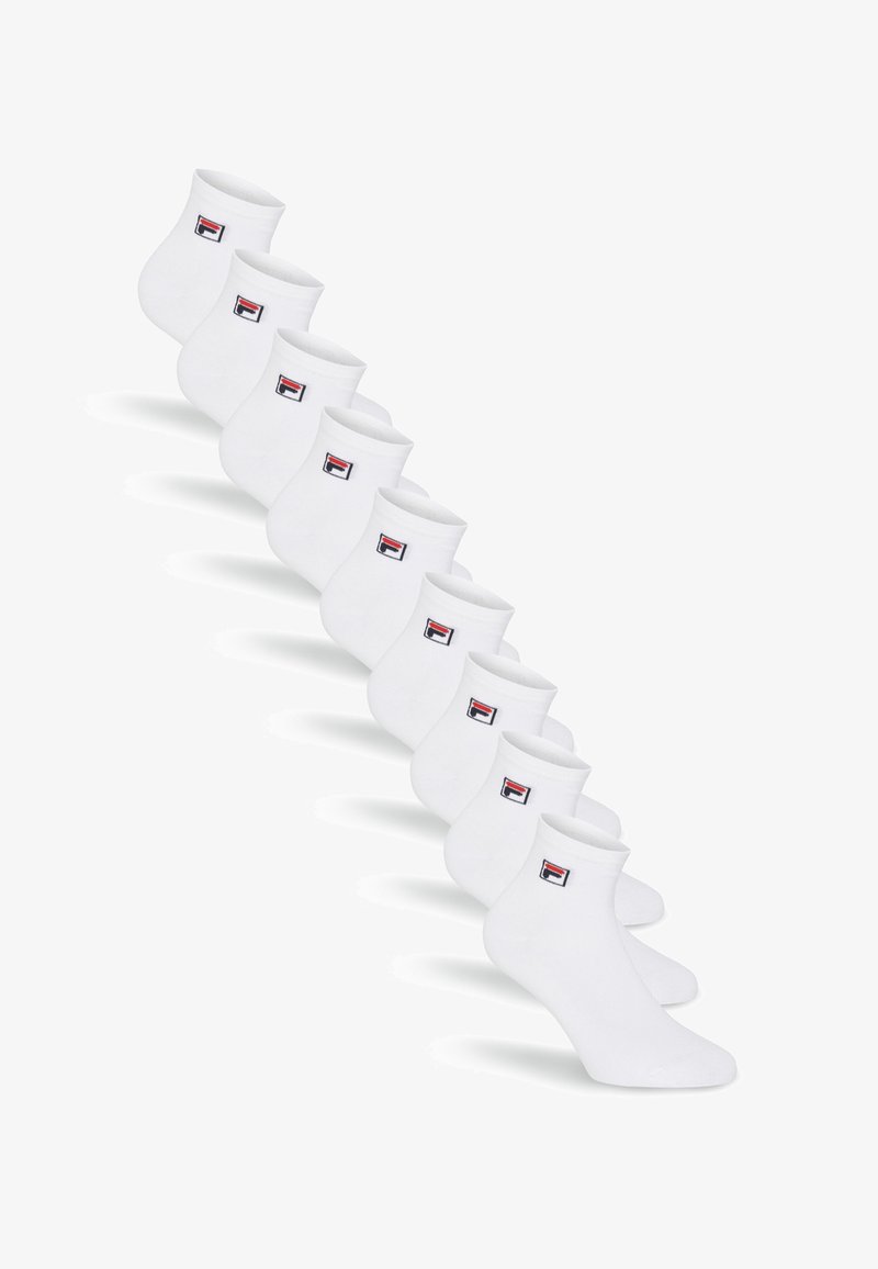 Dix paires de chaussettes blanches chevilles avec un petit logo rectangulaire en rouge, noir et blanc près du bord-côte sur un fond uni.