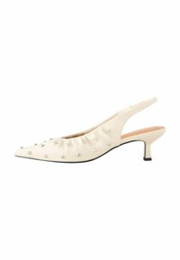 Beige satiiniset slingback-korkokengät, teräväkärkiset, joissa on hopeisia niittejä ja rypytetty muotoilu etuosassa.