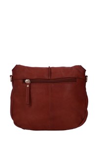 Borsa a tracolla in pelle marrone con tasca frontale con zip, forma curva, texture morbida e tracolla regolabile. Decorazioni in hardware color oro.