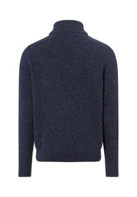 Ciemnoniebieski sweter dzianinowy z wysokim dekoltem. Tekstura ma subtelny, nakrapiany wzór. Długie rękawy i luźny krój.