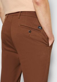 DOCKERS SMART SUPREME FLEX SKINNY - Chinos - emperador