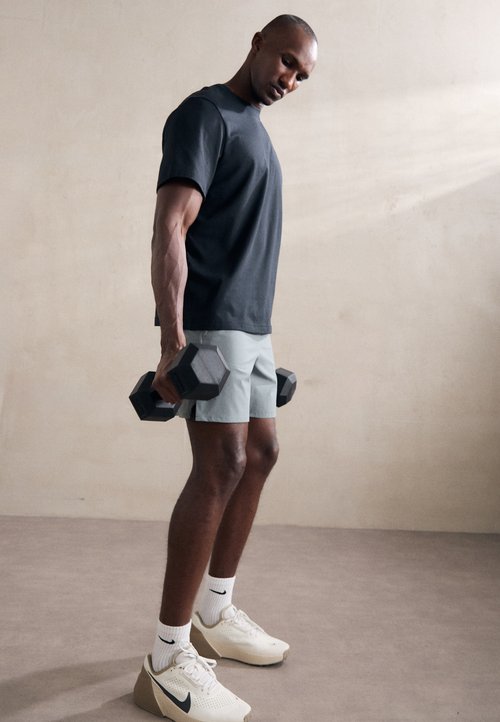 Nike Primary Dri-FIT T-Shirt 'Black' — foto 2